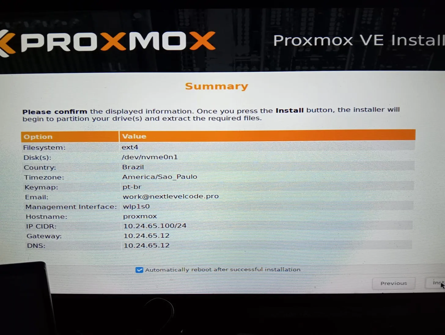 Tela de resumo do instalador: ext4 em /dev/nvme0n1, fuso America/Sao_Paulo, teclado pt-br e interface de gerência wlp1s0